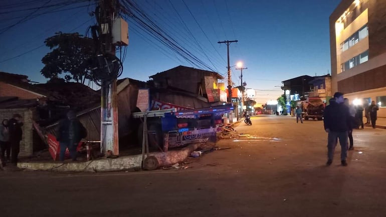 Calle desierta en San Lorenzo, con edificios a ambos lados y tenue iluminación del anochecer.