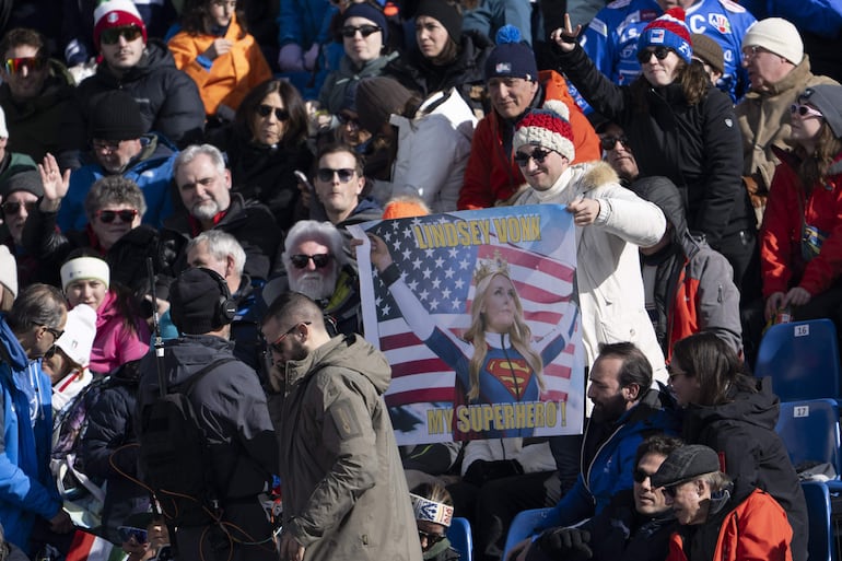 Mensaje de apoyo del público hacia Lindsey Vonn luego de ser retirada en helicóptero.
