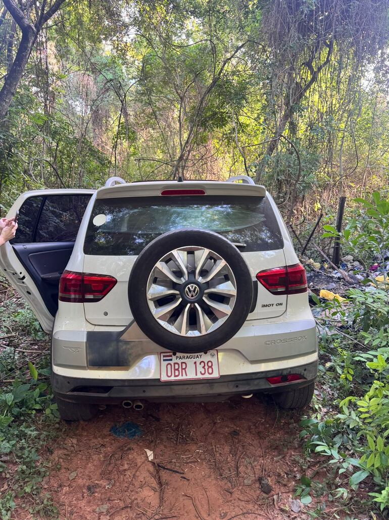 El Volkswagen CROSSFOX, con chapa OBR 138, utilizado para transportar a los rehenes fue encontrado en Luque.  No tenía denuncia de robo, según la Policía. 