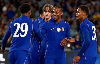 Al centro João Pedro festeja su triplente en el triunfo del Chelsea en su primer amistoso de cara a la nueva temporada de la Premier League.