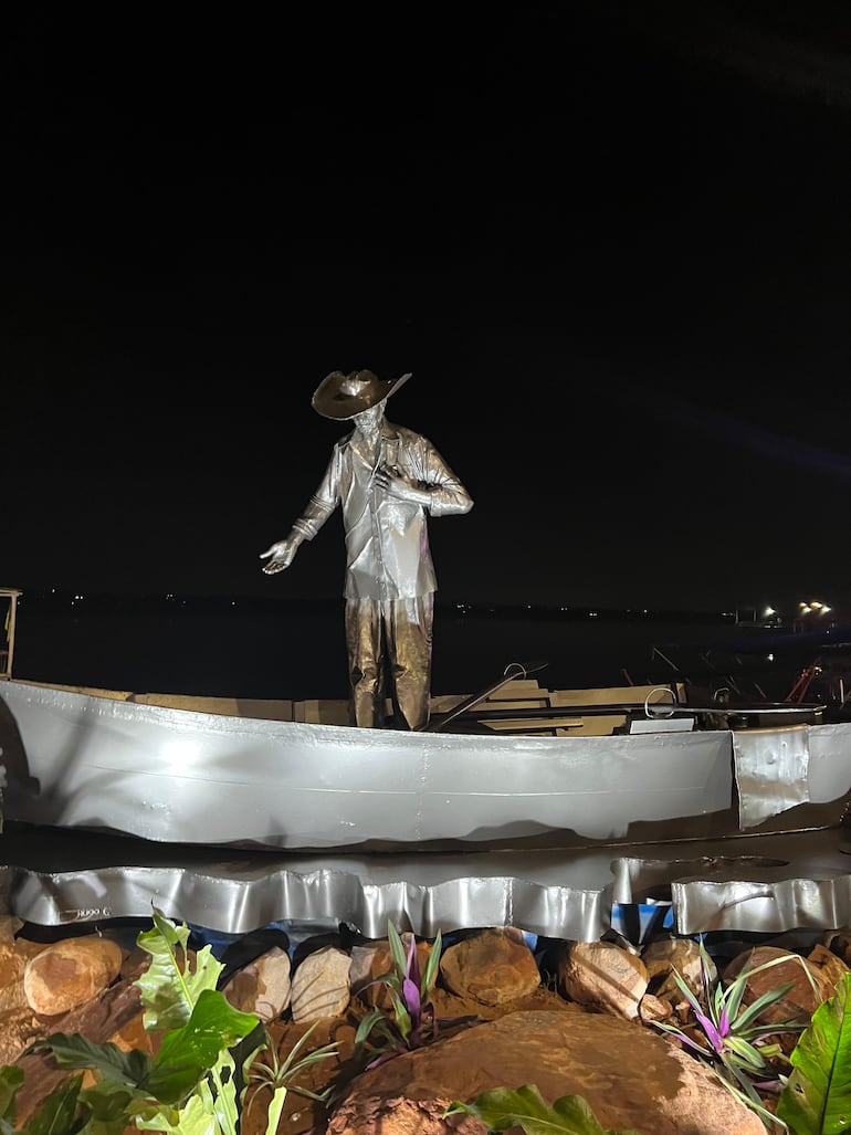 La escultura de Pedro Canoero fue oficialmente inaugurada en la Playa Rotonda de San Bernardino.
