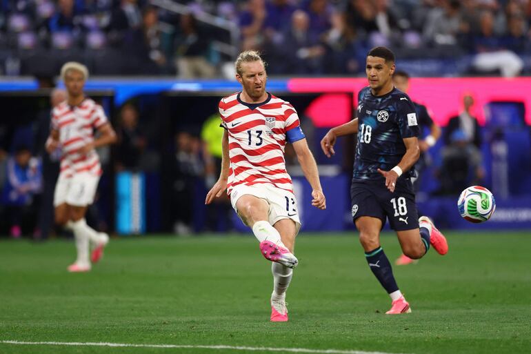 Tim Ream de los Estados Unidos pasa el balón bajo la presión de Alex Arce de Paraguay durante el partido del Grupo D de la Copa Mundial de la FIFA 2026 entre Estados Unidos y Paraguay en el Los Angeles Stadium.