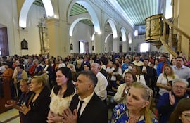 La Catedral Metropolitana rebosante de fieles para escuchar la misa en homenaje a los 10 años de la venida del papa Francisco a Paraguay.