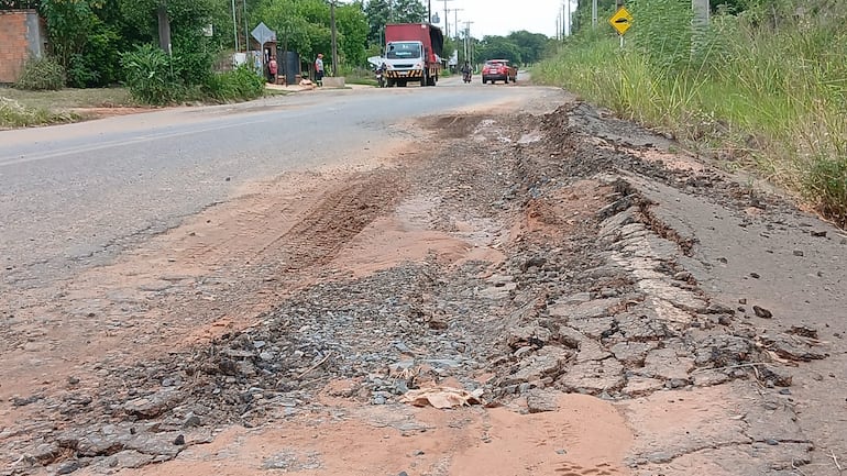 El trayecto de 3km se encuentra con varios problemas de la capa asfáltica.