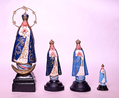 Distintas imágenes de la Virgen de los Milagros de Caacupé para los altares domésticos.