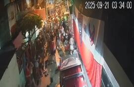 Fabrizio Nicolás González, ya herido de muerte, quedó tendido en medio de la calle, rodeado de sus vecinos.