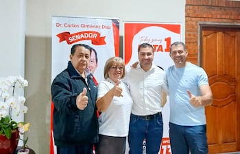 Carlos Quiñónez (negro) en compañía de José Mendoza, pre candidato a intendente y el ministro Carlos Giménez.