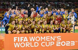 Jugadoras de la selección de Suecia celebran con sus medallas de bronce tras derrotar ayer 2-0 a Australia en partido por el tercer puesto de la Copa Mundial Femenina 2023.