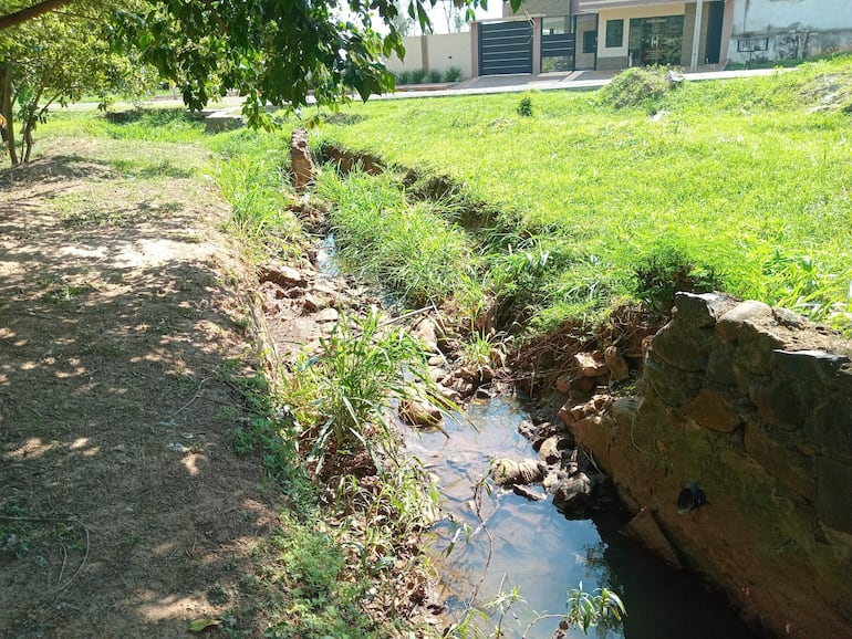 Gran parte de las  aguas servidas y desechos colacales caen en  los cauces naturales de la ciudad
