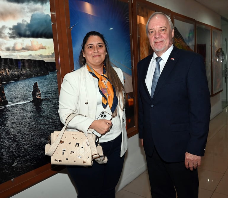 La Asociación del Cuerpo Consular del Paraguay llevó a cabo una Sesión de Honor con la presencia de destacadas autoridades nacionales y la participación activa de embajadores y consules, los miembros de la Asoconsular. Esta importante reunión institucional busca estrechar los lazos de cooperación bilateral, fortalecer la agenda diplomática conjunta y analizar diversos temas estratégicos orientados a optimizar la asistencia y la gestión consular en el país durante el actual período de trabajo. En la foto Alice Ramírez y Jorgen Johansen.