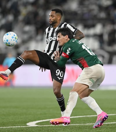 El delantero brasileño de Botafogo Danilo Pereira da Silva intenta aguantar de espaldas ante la marca del zaguero paraguayo de Palmeira, Gustavo Gómez.