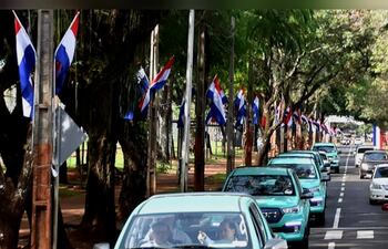 En abril y mayo de este año, la ANDE distribuyó las nuevas camionetas eléctricas en sus distintas sedes.