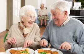 Pareja sénior disfruta de una cena sabrosa.