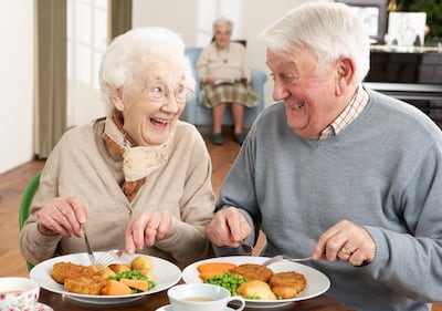 Pareja sénior disfruta de una cena sabrosa.