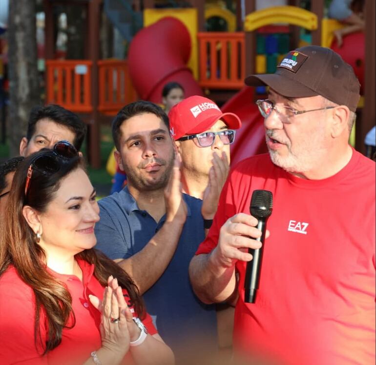 La diputada Rocío Abed, junto al director de la Itaipú, Justo Zacarías, en el acto.