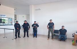 Policías bolivianos de la Fuerza Especial de Lucha Contra el Crimen (FELCC) entregaron al paraguayo en el Chaco.