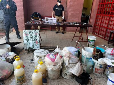 Incautan celulares, armas blancas, drogas y chicha del pabellón del PCC en el Cereso.