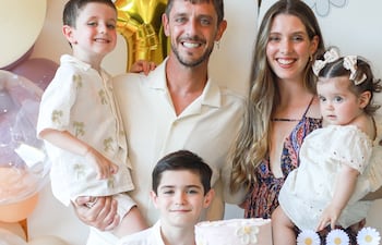 Ale Silva y Anita Manzini con la cumpleañera Aitana y sus hermanitos Bautista y Juan Franco.
