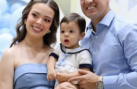 Enzo Bautista con sus papis Fiorella Filártiga y Néstor Camacho, el día de su primer cumpleaños.