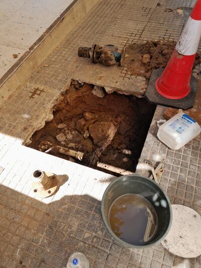 Lugar donde el funcionario de la Essap estaba trabajando para cambiar el medidor que perdía agua e intensionalmente cortó el cable de la Ande.