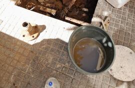 Lugar donde el funcionario de la Essap estaba trabajando para cambiar el medidor que perdía agua e intensionalmente cortó el cable de la Ande.