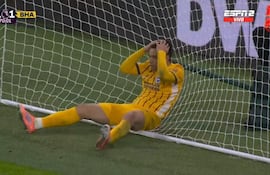 El lamento del paraguayo Diego Alexander Gómez Amarilla, tras perderse el gol en la boca del arco, que pudo haber sido el 2-1 a favor del Brighton & Hove Albion.