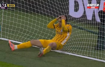 El lamento del paraguayo Diego Alexander Gómez Amarilla, tras perderse el gol en la boca del arco, que pudo haber sido el 2-1 a favor del Brighton & Hove Albion.