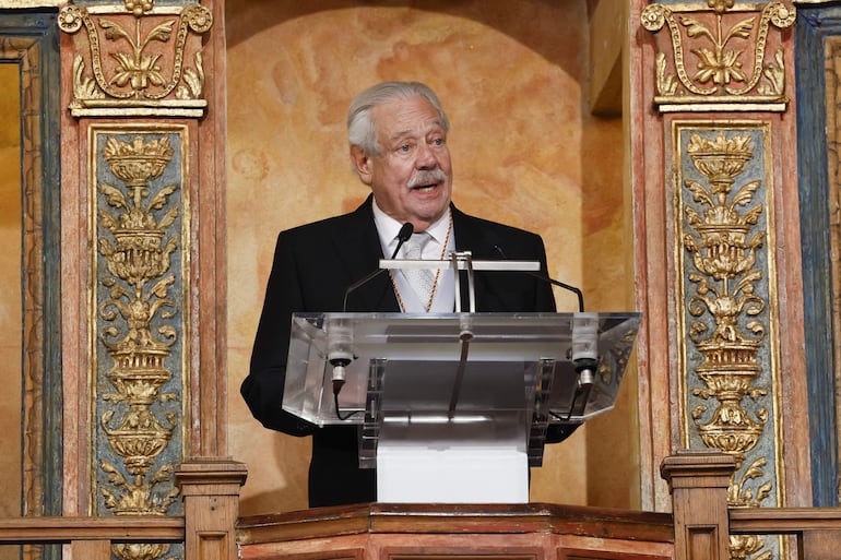 El escritor mexicano Gonzalo Celorio pronuncia su discurso tras recibir el Premio Cervantes 2025.