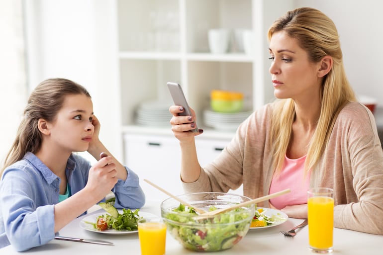 El abuso del celular por parte de los padres afecta la salud emocional de los niños.