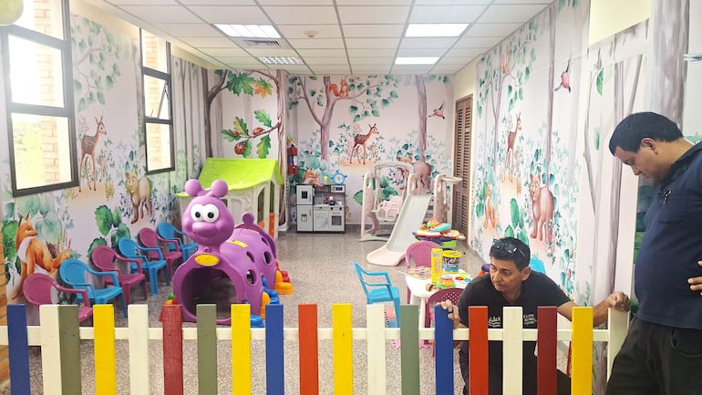 El espacio “Abrazos que acompañan” ofrece juegos y materiales lúdicos para brindar contención emocional a los niños, que acompañan a sus padres en el Palacio de Justicia.