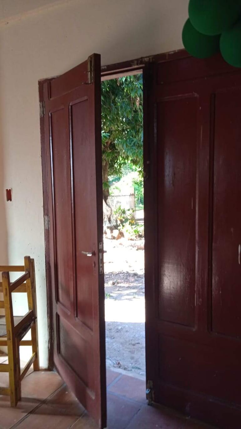 Los desconocidos habrían forzado la puerta lateral del oratorio para ingresar y apoderarse de la sagrada imagen.