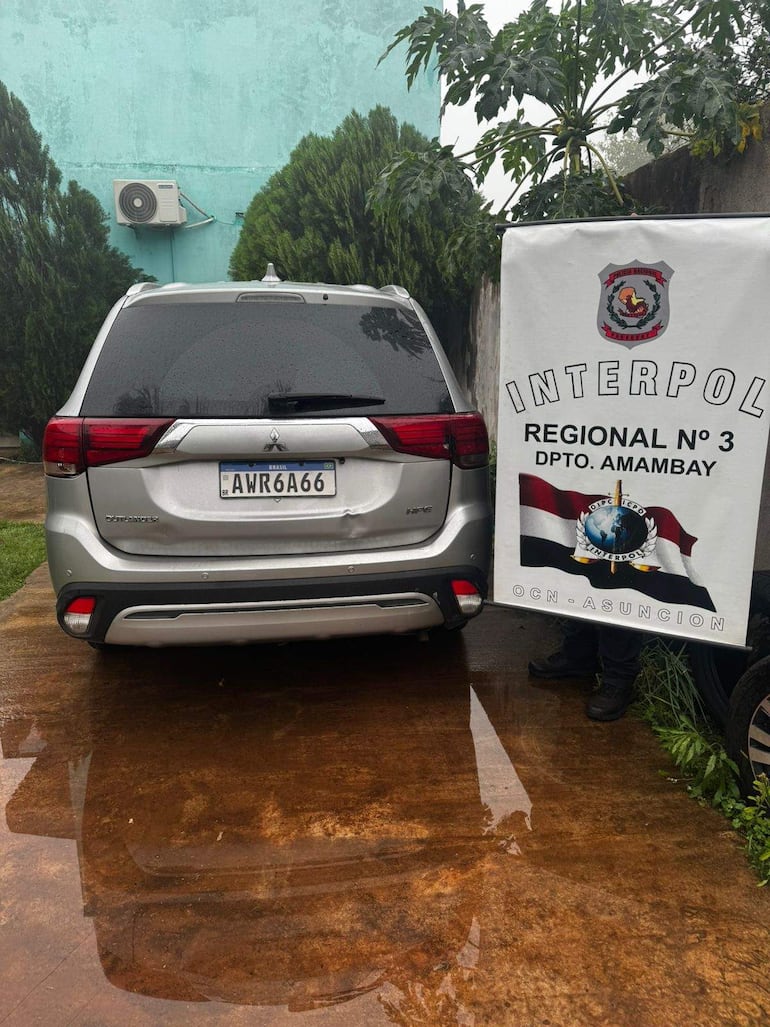 Agentes de Interpol incautaron un vehículo blindado en Pedro Juan Caballero.