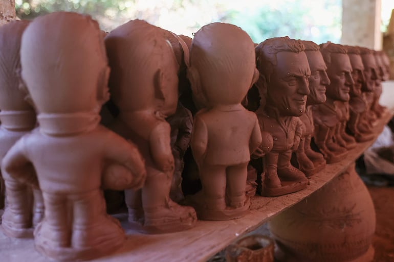 Figuras en arcilla con la imagen de Gustavo Alfaro.