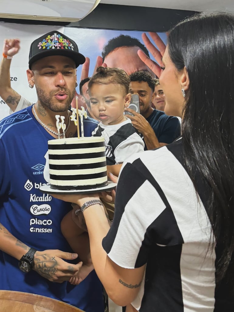 Neymar con Mavie en brazos mientras Bruna Biancardi sostiene la torta de cumpleaños (Instagram/Bruna Biancardi)