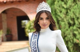 Elicena Andrada Orrego posa feliz con los reconocimientos que recibió el fin de semana.