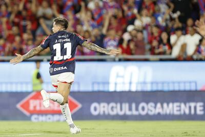 Juan Manuel Iturbe, jugador de Cerro Porteño, celebra un gol en el partido frente a Libertad por la primera fecha del torneo Apertura 2025 del fútbol paraguayo en el estadio La Nueva Olla, en Asunción, Paraguay.