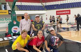 De pie, junto al vicepresidente del club, Raimundo Cabera; Miguel Ivaldi, dirigente; y sentadas Teresa Rodas, Gladys González y Marta González.