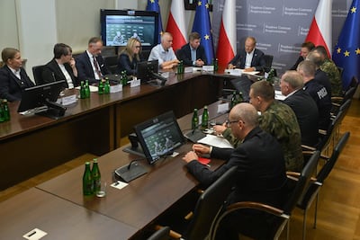 Varsovia (Polonia), 13/09/2026.- El primer ministro polaco, Donald Tusk (centro-derecha, al fondo), asiste a una sesión informativa especial en el Centro de Seguridad Gubernamental (RCB) en Varsovia, Polonia. Las autoridades de seguridad polacas emitieron alertas de emergencia por mensaje de texto en las provincias fronterizas orientales de Lublin y Subcarpacia y movilizaron aviones de defensa tras una oleada de ataques con drones rusos contra el oeste de Ucrania, cerca de la frontera polaca, durante la noche. (Polonia, Rusia, Ucrania, Varsovia) EFE/EPA/PIOTR NOWAK POLAND OUT