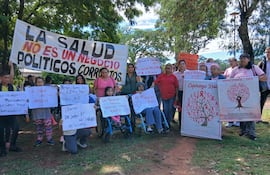 Pacientes y sindicatos del Hospital Nacional exigen insumos y rechazan continuidad de la intervención.