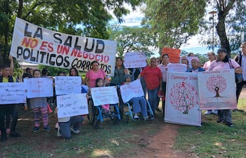 Pacientes y sindicatos del Hospital Nacional exigen insumos y rechazan continuidad de la intervención.