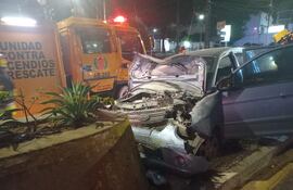 Conductor quedó gravemente herido tras estrellarse contra el paseo central de Mariscal López