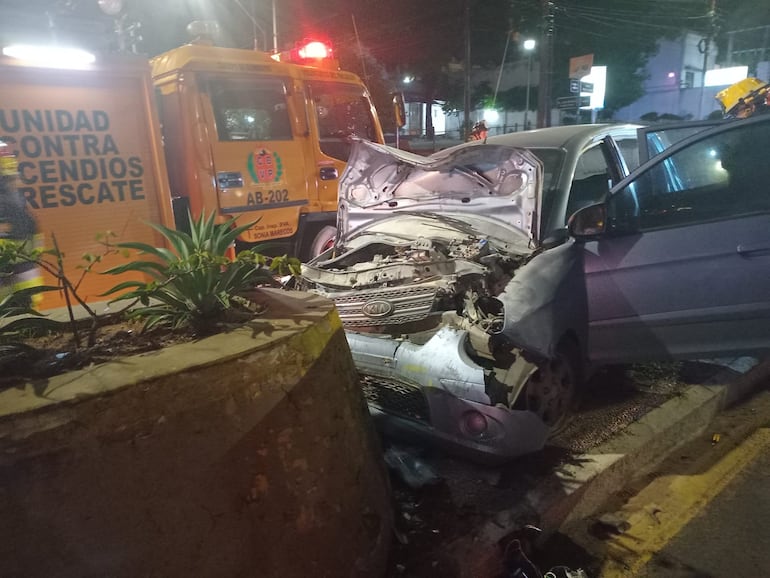 Violento choque sobre Mariscal López: conductor quedó gravemente herido tras chocar contra el paseo central Violento choque sobre Mariscal López: conductor quedó gravemente herido tras chocar contra el paseo central