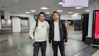 El preparador de arqueros, Joaquín Ketlún Sinigaglia (30 años) y el analista de videos Guillermo Enio Burdisso (37 años), en su arribo al país para sumarse al cuerpo técnico liderado por Gustavo Alfaro.