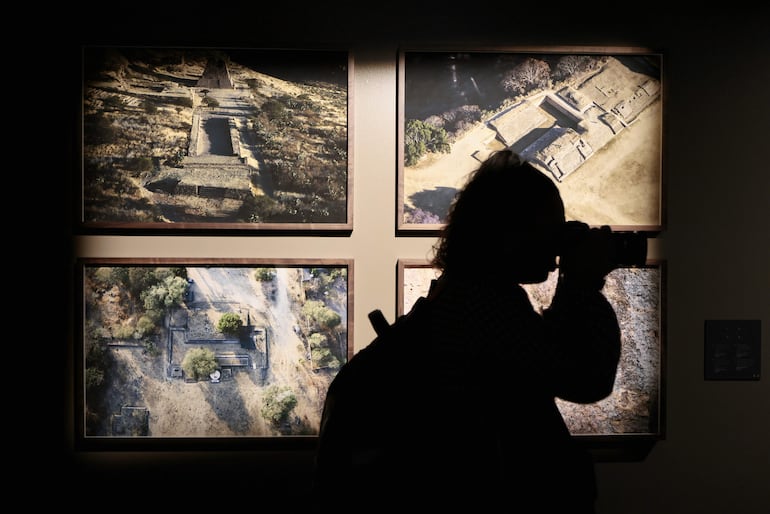 La exposición fotográfica 'Tlachtli, espacios del juego sagrado' del mexicano Santiago Arau reivindica el juego de pelota mesoamericano en medio del Mundial