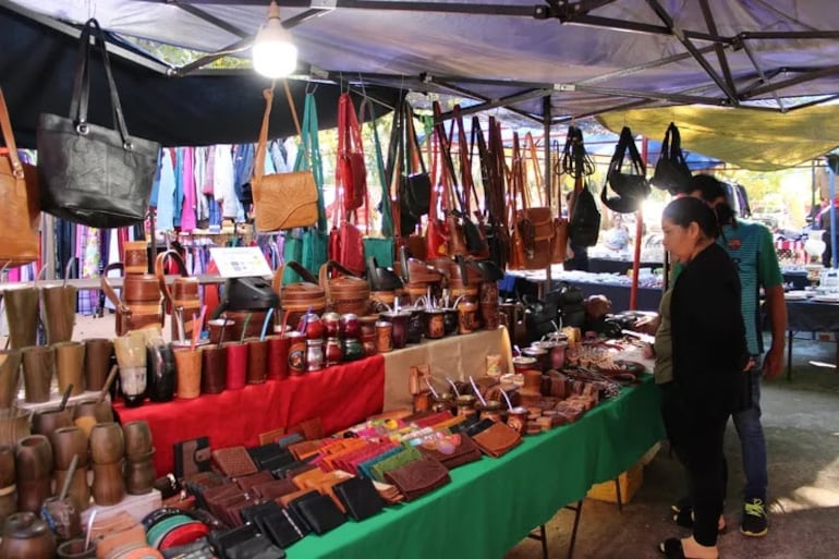 En la feria de emprendedores de San Bernardino se puede encontrar billeteras, carteras y variados productos de cuero con precios a partir de 40.000 guaraníes.
