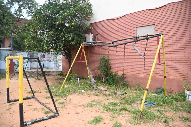 Parquecito abandonado por el  MEC en la escuela inclusiva.
