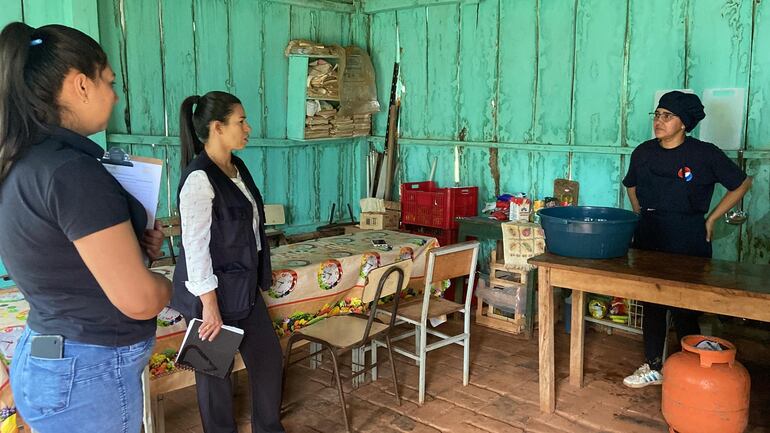 Los alimentos son elaborados en improvisadas cocinas en Caazapá.
