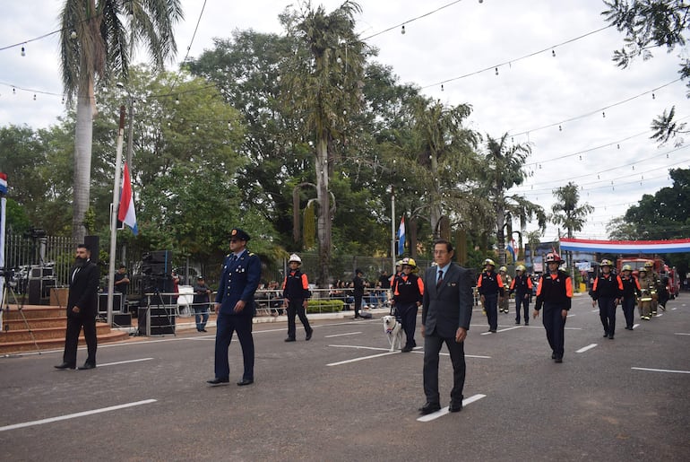 El Cuerpo de Bomberos de Carapeguá dio apertura al desfile cívico-estudiantil y militar.