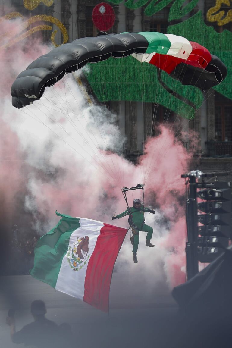 Un paracaidista de las Fuerzas Armadas de México realiza una exhibición durante la conmemoración del 216 Aniversario de la Independencia de México