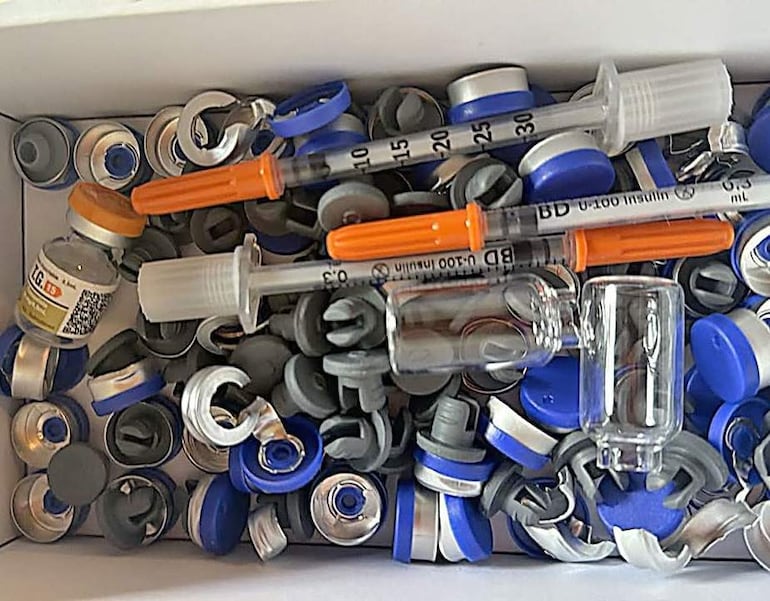 Frascos de y jeringas que eran utilizados para el fraccionamiento de los fármacos.